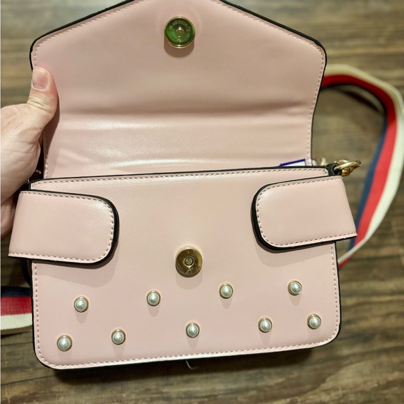 Chic Pink Crossbody Bag with Gold Chain and Bee Accent - Picture 4 of 6